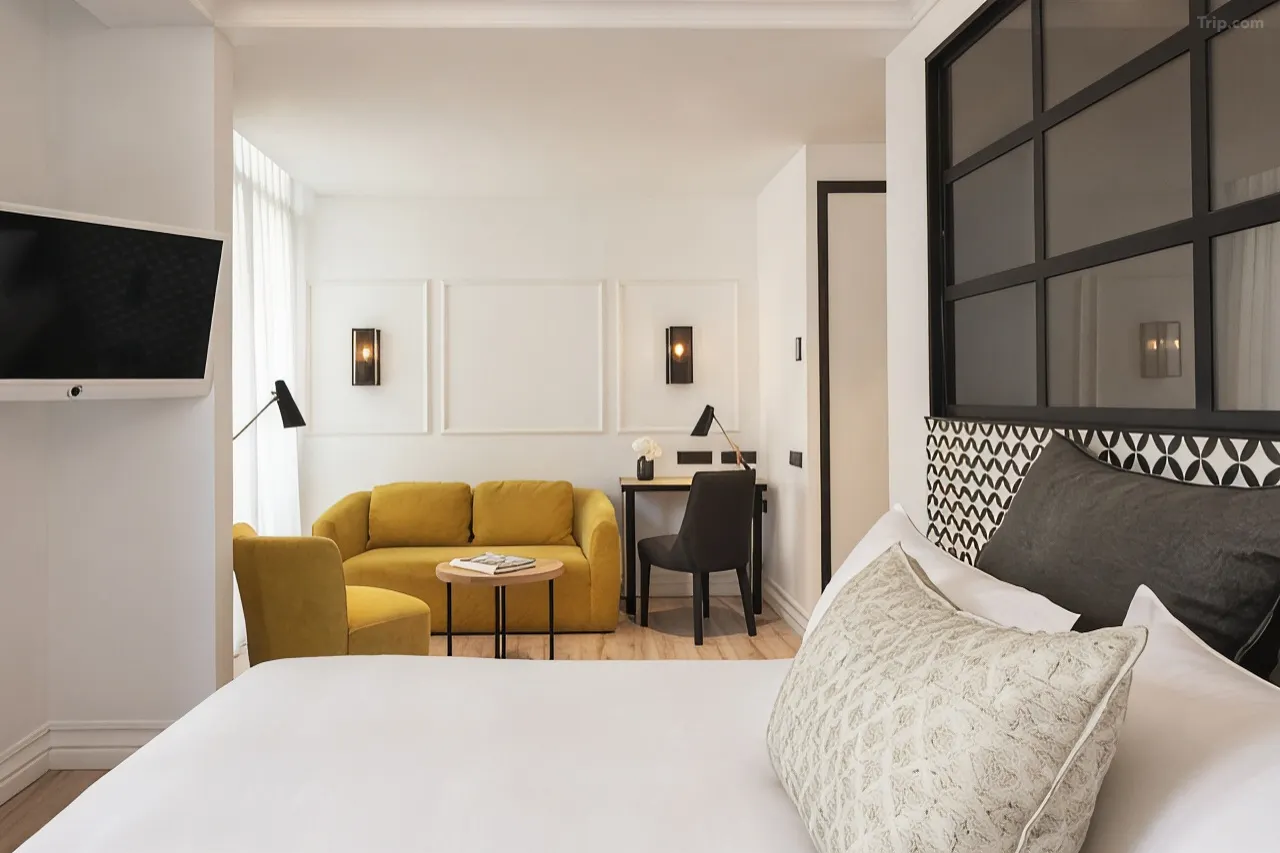 Grand Deluxe King Room — Trip.com listing photograph