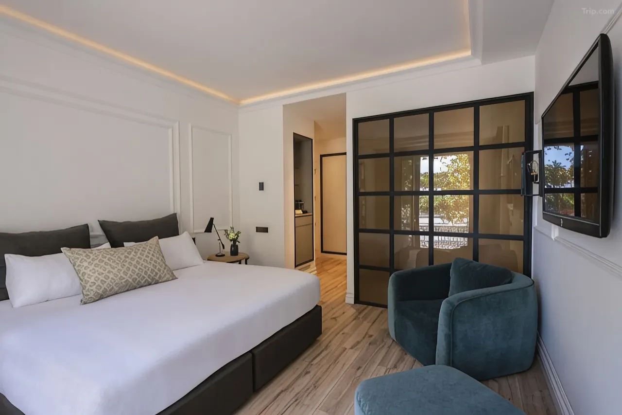 Grand Deluxe King Room — Trip.com listing photograph